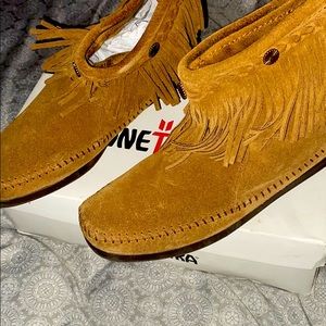Size 7.5 Minnetonka Fringe Boots!